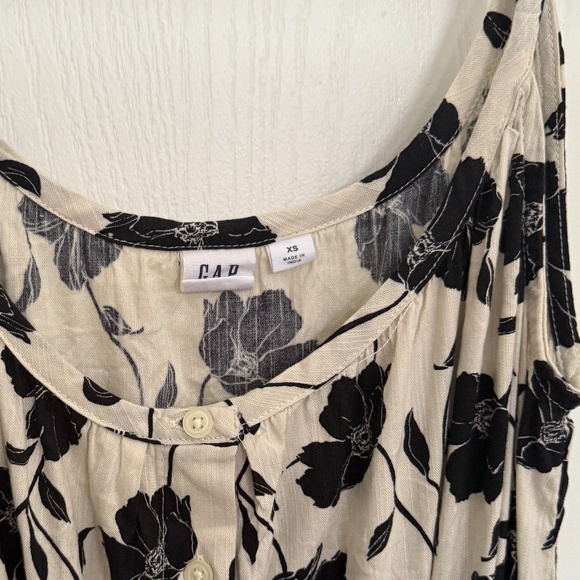 GAP 4 ITEM BUNDLE!!!! - Picture 4 of 8